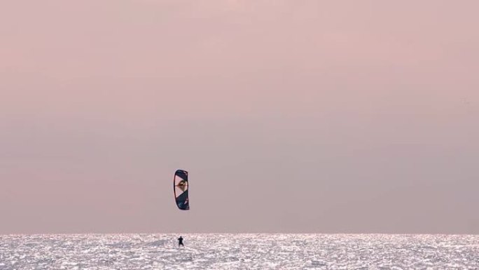 风筝冲浪，水上极乐，人们做风筝冲浪