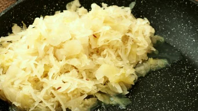 煎锅里的新鲜酸菜