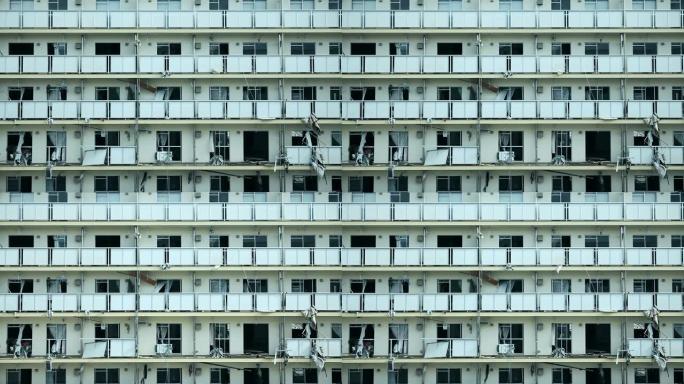 日本福岛一栋被摧毁的公寓的鸟瞰图。