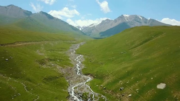 卡尔达莫山口Ak-kya-Kazarman下坡或水平道路。吉尔吉斯斯坦靠近卡扎曼的山脉。吉尔吉斯斯坦