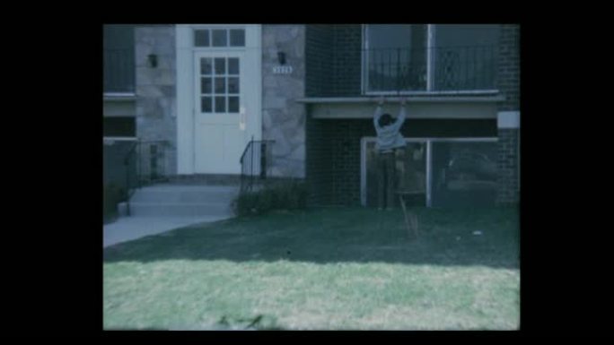 1971青少年男孩挂在公寓楼前