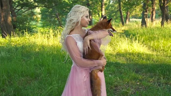 年轻的女人怀里抱着她最好的朋友狐狸小狗。对福克斯的爱