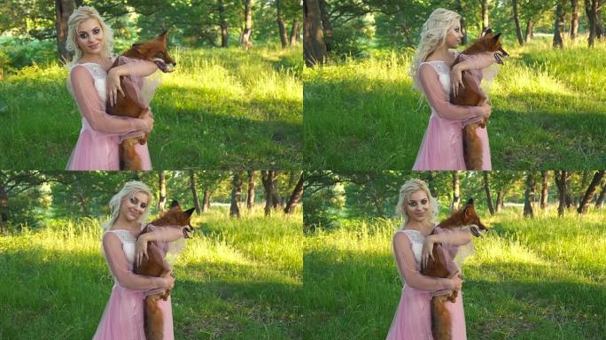 年轻的女人怀里抱着她最好的朋友狐狸小狗。对福克斯的爱