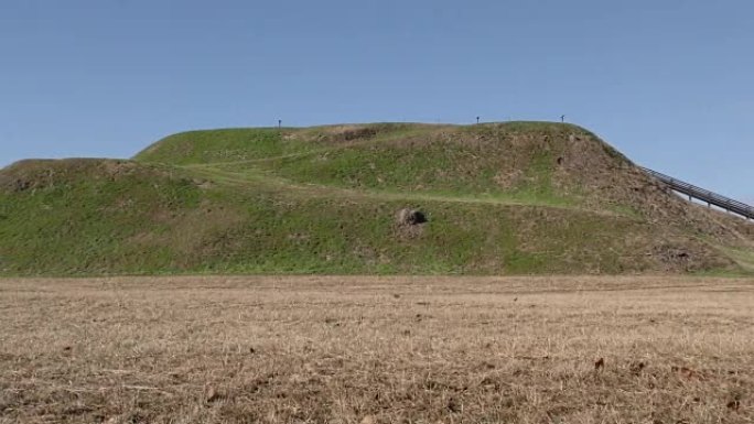 佐治亚州，埃托瓦美洲原住民州立公园，横跨土墩A侧视图的平底锅