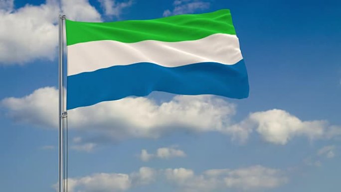 塞拉利昂的国旗映衬着漂浮在蓝天上的云朵