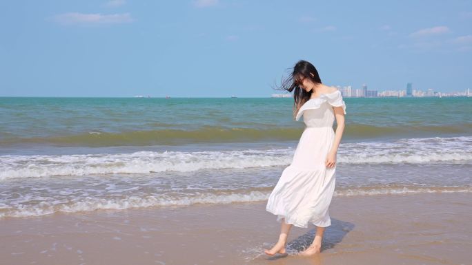 年轻女性海边漫步