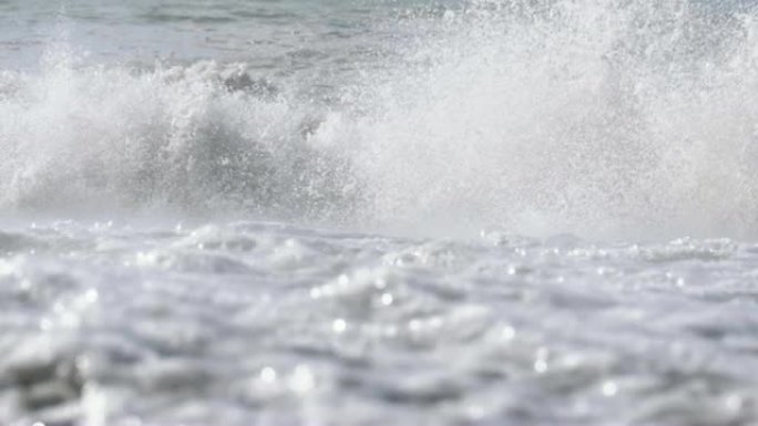 海上风暴。石岸的仰视图。巨大的海浪在海滩上撞击