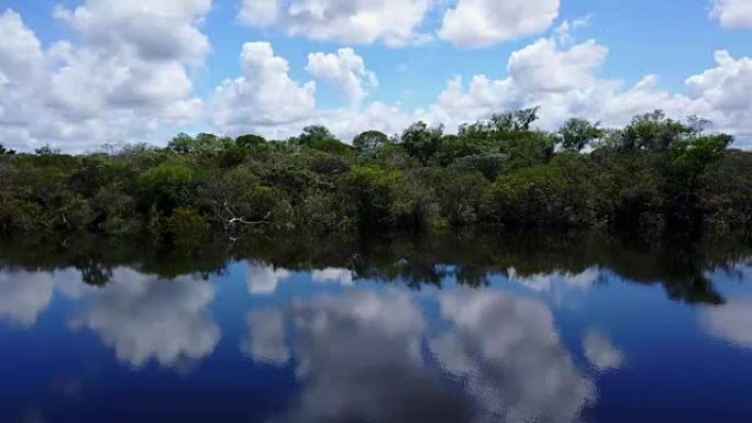 水湖的横向无人机拍摄。4k中水上的云和蓝天反射