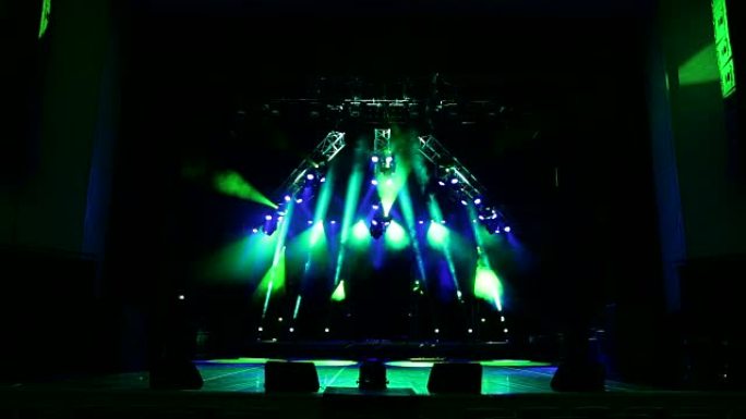 多色的舞台灯光，音乐会上的灯光表演。灯光和烟雾表演。