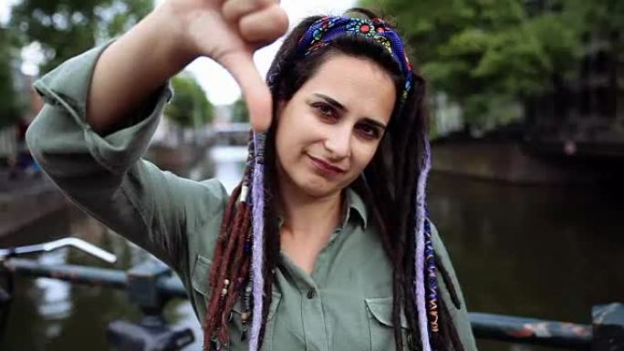 户外，一个留着辫子的美女肖像