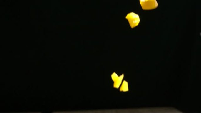 慢动作切碎的黄色甜椒瀑布