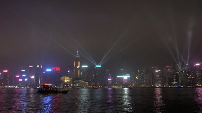 船在香港维多利亚湾旅行，背景是交响乐