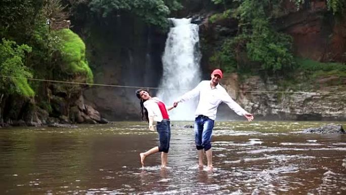 果阿瀑布附近的年轻夫妇摆姿势