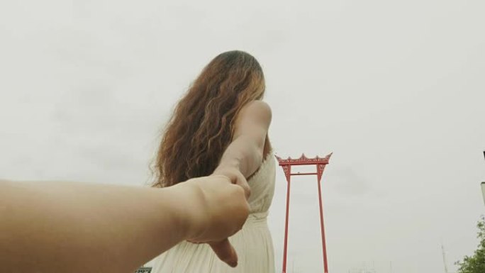 去泰国BKK的巨人秋千旅行时，女人和男朋友牵着手