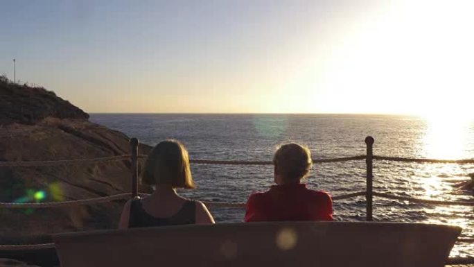 男人和女人在海上观看地平线