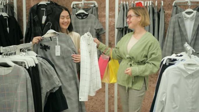 造型师在购物中心的商店为女性选择一套休闲服