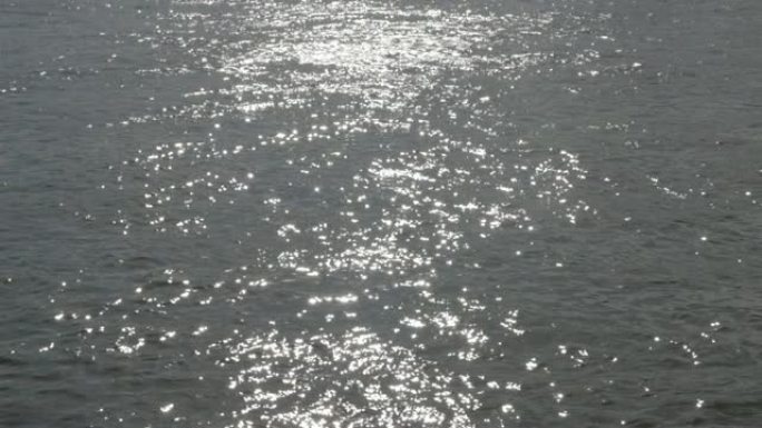 蓝色多瑙河慢动作水面波和太阳反射