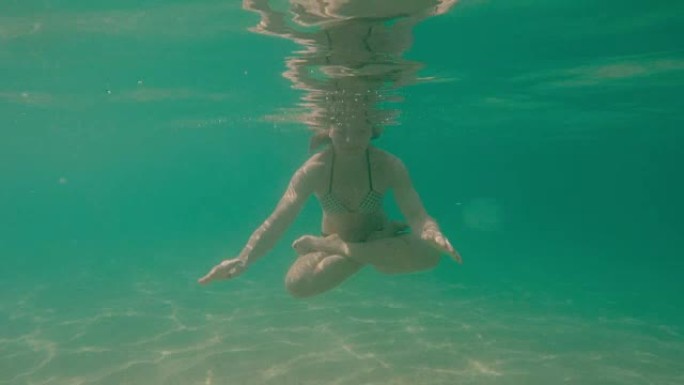 女性水下瑜伽姿势