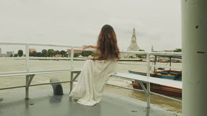 女人正在寻找曼谷的Wat Arun