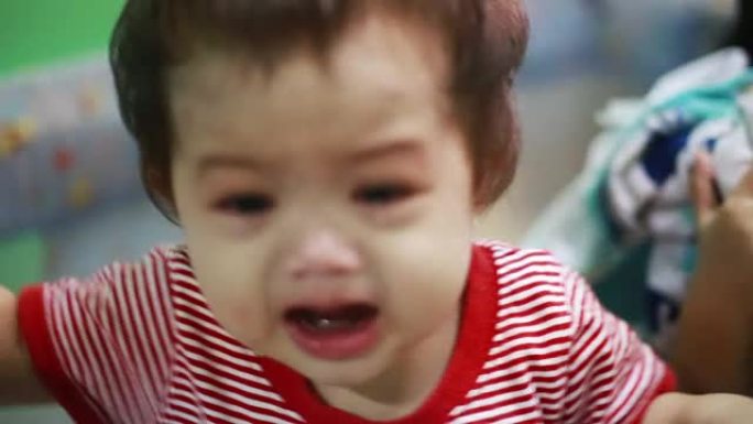亚洲婴儿哭泣。