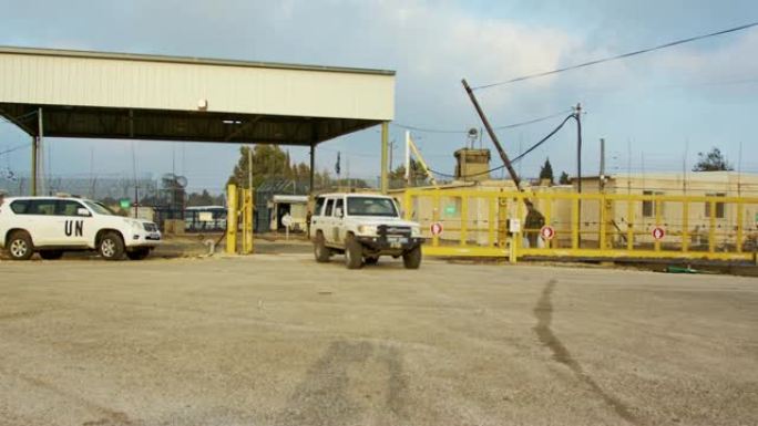 叙利亚和以色列的边界。带有军事哨所和联合国士兵的高栅栏