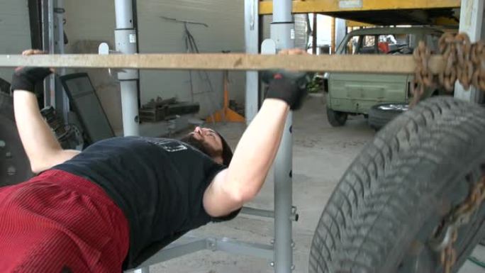 在长凳上使用轮胎进行重量训练FDV