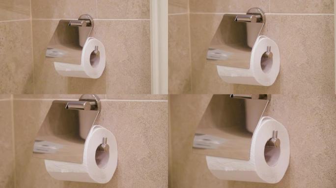 仔细观察浴室里的薄纸卷