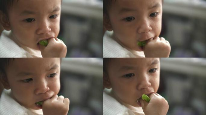 男婴吃黄瓜