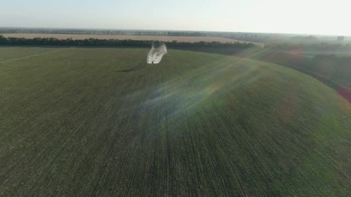 农业飞机用小麦飞过田间，并对害虫进行化学处理