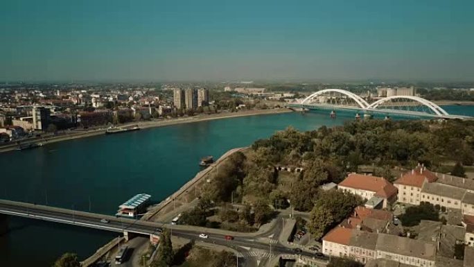 来自塞尔维亚诺维萨德要塞的彩虹桥和多瑙河