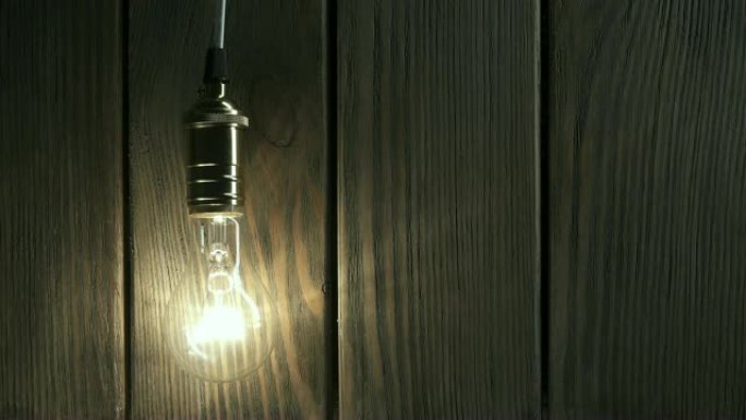 灯泡慢慢点亮，在木头的背景上快速闪烁