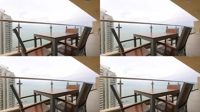 海景酒店房间阳台上的桌椅