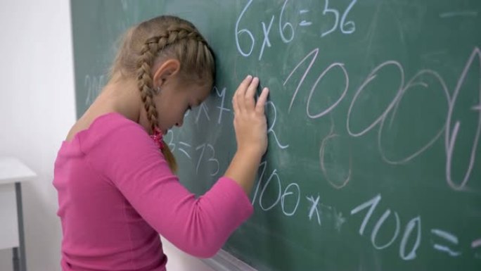 不幸的女学生在小学班上有数学的例子
