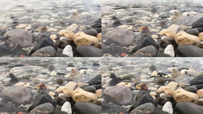 海浪溅起石头