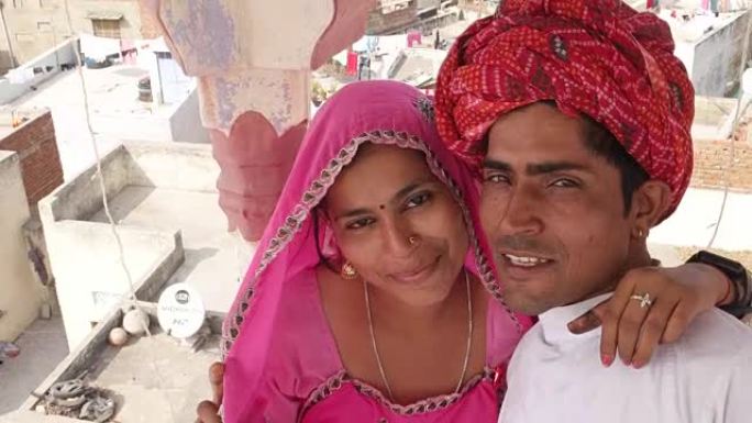 自拍杆相机拍摄印度新娘和新郎在印度的照片和视频