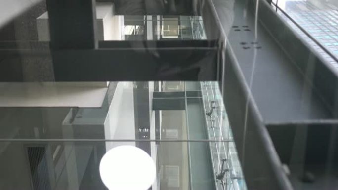 在市中心的城市摩天大楼内移动电梯。亚洲金融区。