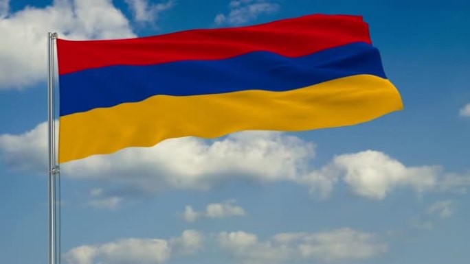 蓝色天空中飘浮着白云的亚美尼亚国旗