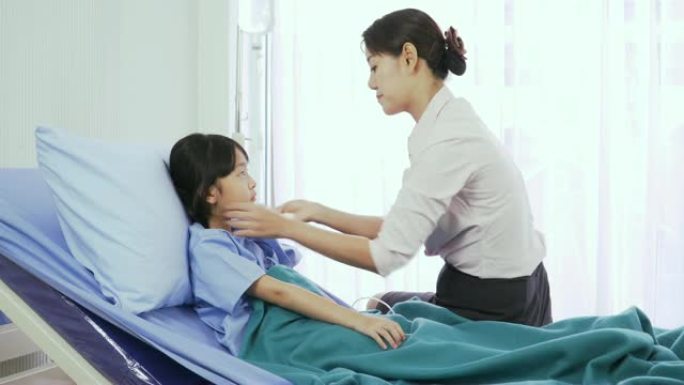 侧视图:日本母亲在医院病房擦拭泰国女儿的身体擦干