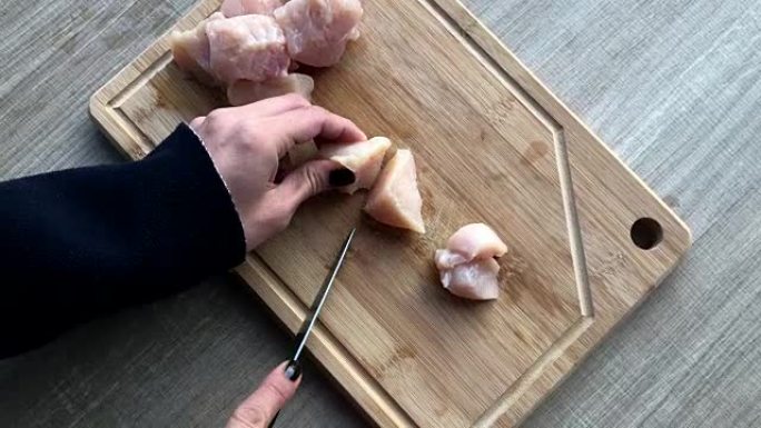 女性手工切割鸡胸肉