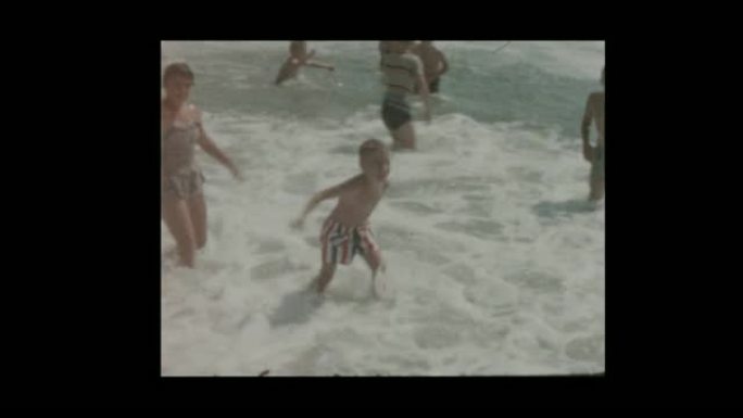 1956孩子在海滩冲浪嬉戏