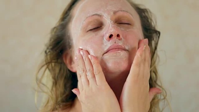 一名中年妇女脸上贴着保湿面膜