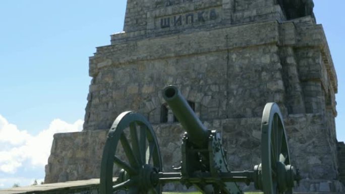 纪念碑旁边的旧大炮