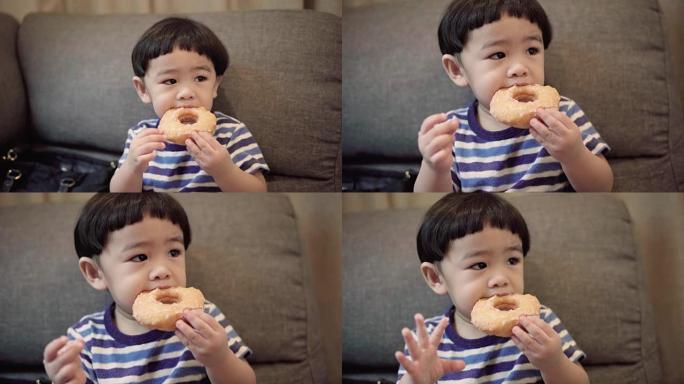 男婴与母亲一起吃甜甜圈
