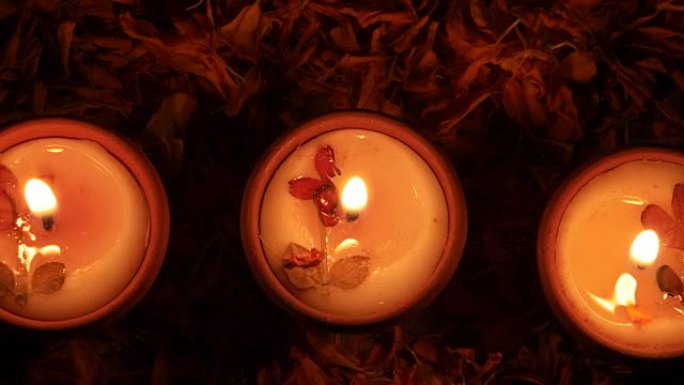 一些吹掉Diyas或灯点亮的排灯节“光”，最重要的古代印度节日庆祝，象征着光明战胜黑暗与强风