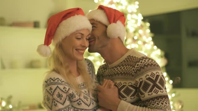 男人和女人在圣诞树背景上拥抱