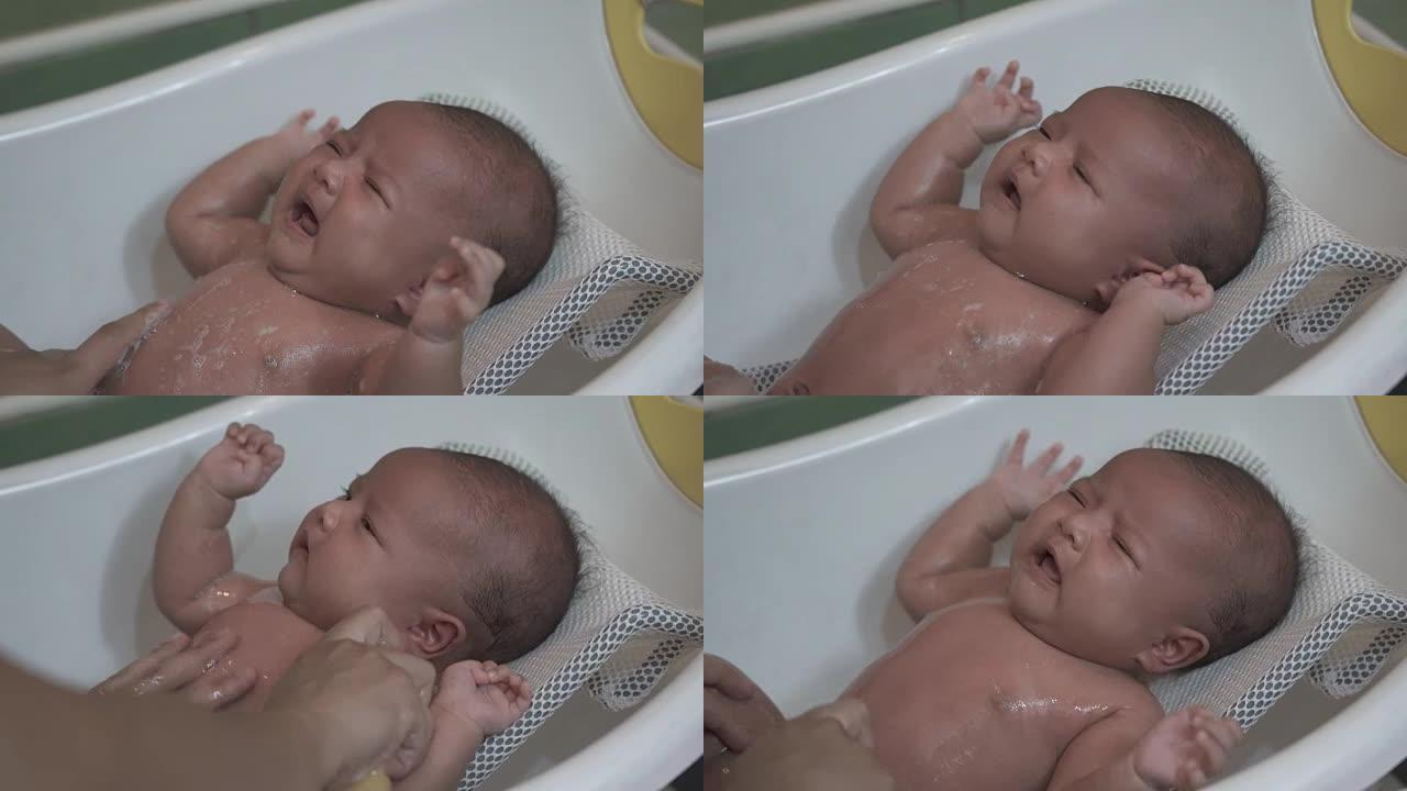 在浴缸里给新生婴儿洗澡。
