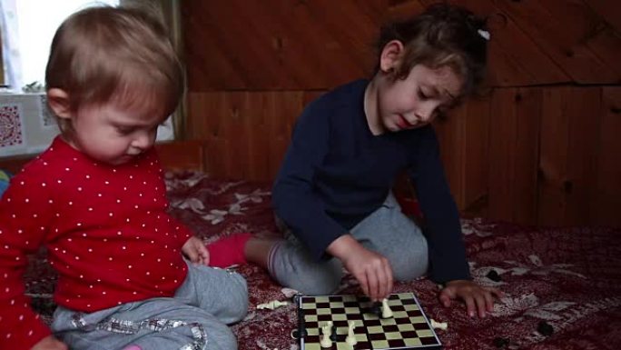 两个小女孩在棋盘上排列棋子