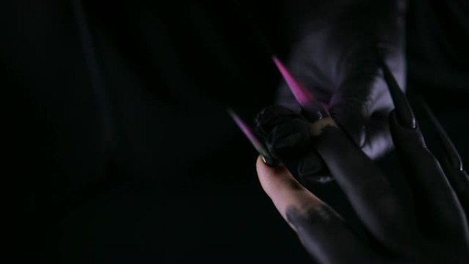 尖尖的紫色指甲