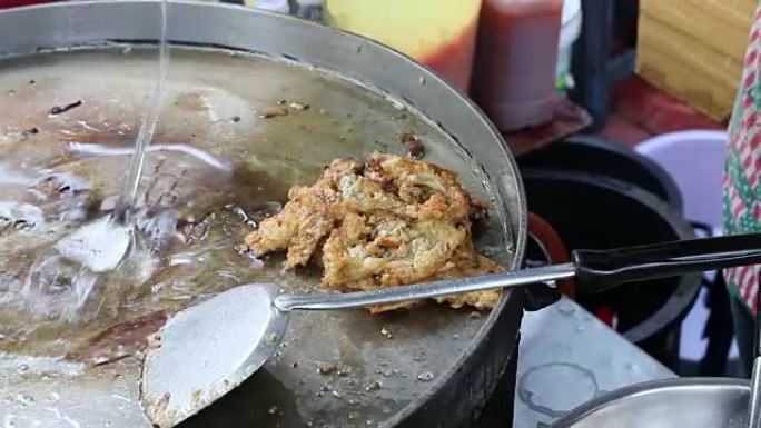 烹饪概念: 在泰国的泰国街头食品市场或餐厅出售的炸贻贝煎饼或脆炸牡蛎煎饼或用蛋糊 (Hoi Tod)