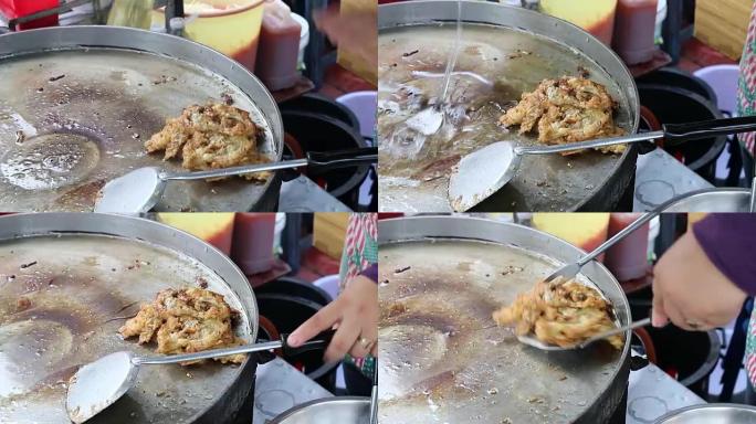 烹饪概念: 在泰国的泰国街头食品市场或餐厅出售的炸贻贝煎饼或脆炸牡蛎煎饼或用蛋糊 (Hoi Tod)